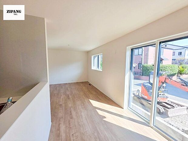 【トイレ】【リビング】キッチンと一体になったリビングはひろびろとしたくつろぎ空間を実現しています。