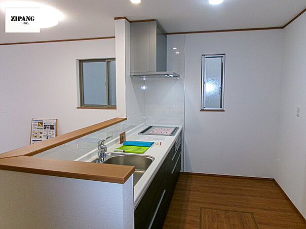 【キッチン】【キッチン】お子さまや家族と距離感近く料理が可能な対面式のシステムキッチンです。IHの3つ口コンロでお料理のレパートリーが増えそうです。