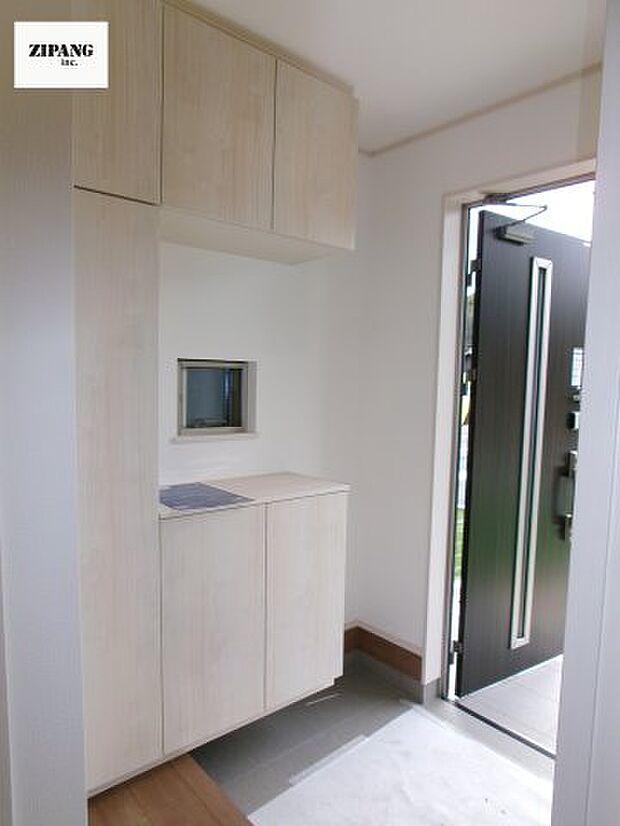 【玄関】【玄関】明るくすっきりした玄関が家族やお客さまを迎えてくれます。玄関タイルはお掃除しやすく清潔を保てます♪