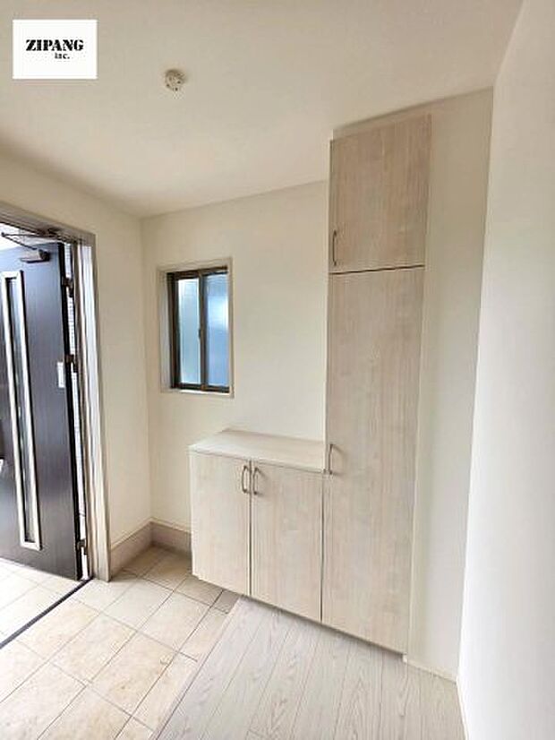 【玄関】【玄関】玄関に窓があるとお家全体が明るい印象を受けます。玄関タイルはお掃除しやすく清潔を保てます♪