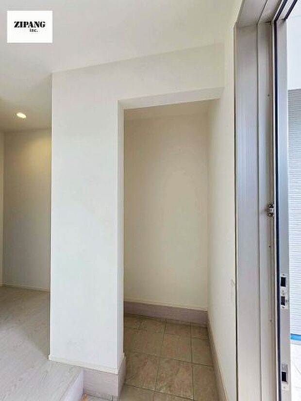 【収納】【玄関】玄関に窓があるとお家全体が明るい印象を受けます。奥行きがあるスペースにはベビーカーやゴルフバッグも収納できます。