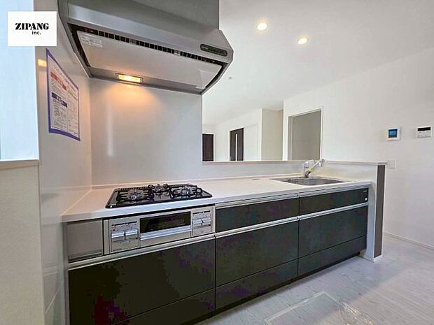 【キッチン】【キッチン】お子さまや家族と距離感近く料理が可能な対面式のシステムキッチンです。3口コンロのキッチンでお料理のレパートリーが増えそうです♪