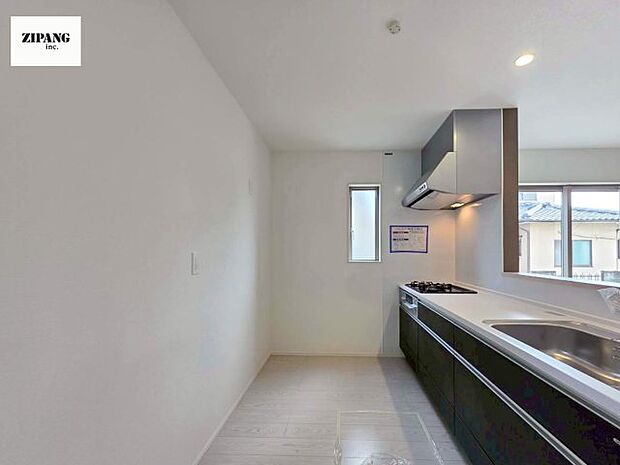 【キッチン】【キッチン】お子さまや家族と距離感近く料理が可能な対面式のシステムキッチンです。3口コンロのキッチンでお料理のレパートリーが増えそうです♪