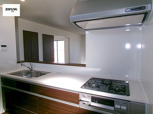 【キッチン】【キッチン】お子さまや家族と距離感近く料理が可能な対面式のシステムキッチンです。3口コンロのキッチンでお料理のレパートリーが増えそうです♪ 