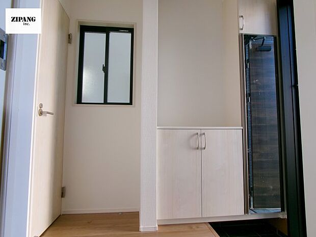 【玄関】【玄関】玄関に窓があるとお家全体が明るい印象を受けます。玄関タイルはお掃除しやすく清潔を保てます♪