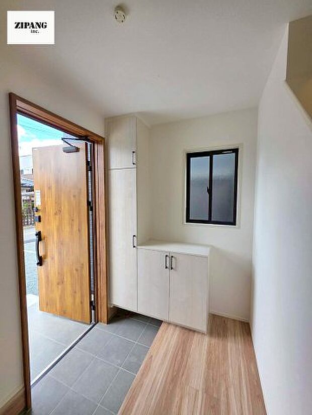 【玄関】【断熱玄関ドア】断熱性能にとって開口部の玄関はとても大事です。玄関先にはポスト、テレビカメラ付きのインターホンがあります。