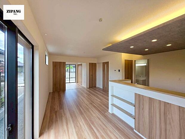 【居間・リビング】【リビング】キッチンと一体になったリビングはひろびろとしたくつろぎ空間を実現しています。