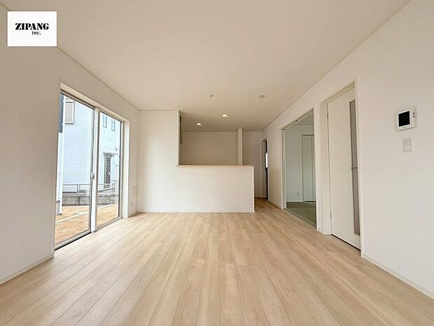 【居間・リビング】【リビング】キッチンと一体になったリビングはひろびろとしたくつろぎ空間を実現しています。