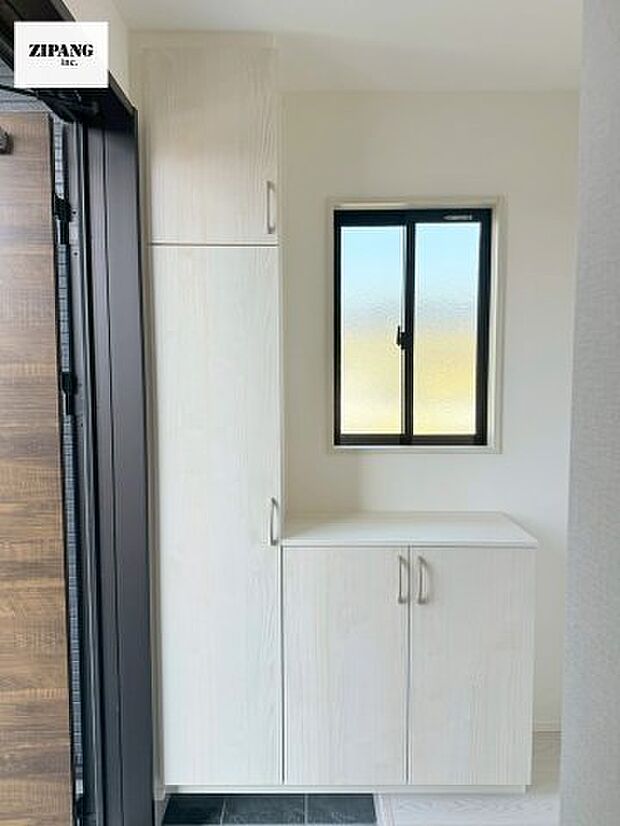 【玄関】【玄関】玄関に窓があるとお家全体が明るい印象を受けます。玄関タイルはお掃除しやすく清潔を保てます♪