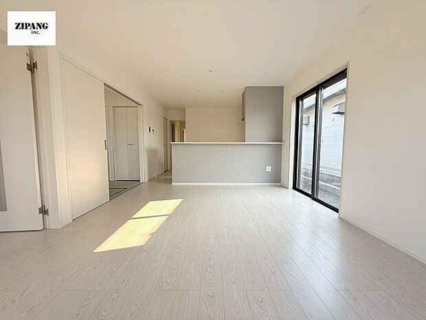 【居間・リビング】【リビング】キッチンと一体になったリビングはひろびろとしたくつろぎ空間を実現しています。