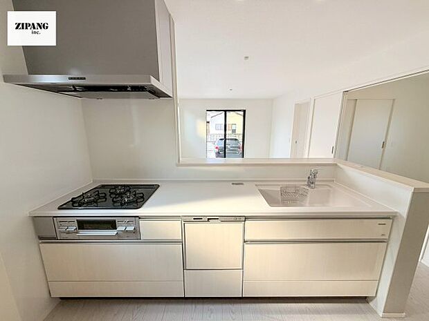 【キッチン】【キッチン】お子さまや家族と距離感近く料理が可能な対面式のシステムキッチンです。3口コンロのキッチンで料理をお楽しみください♪