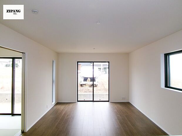 【居間・リビング】【リビング】キッチンと一体になったリビングはひろびろとしたくつろぎ空間を実現しています。 