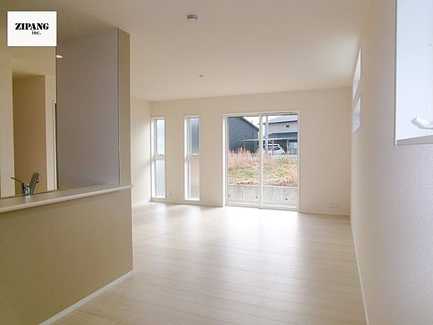 【居間・リビング】【リビング】キッチンと一体になったリビングはひろびろとしたくつろぎ空間を実現しています。