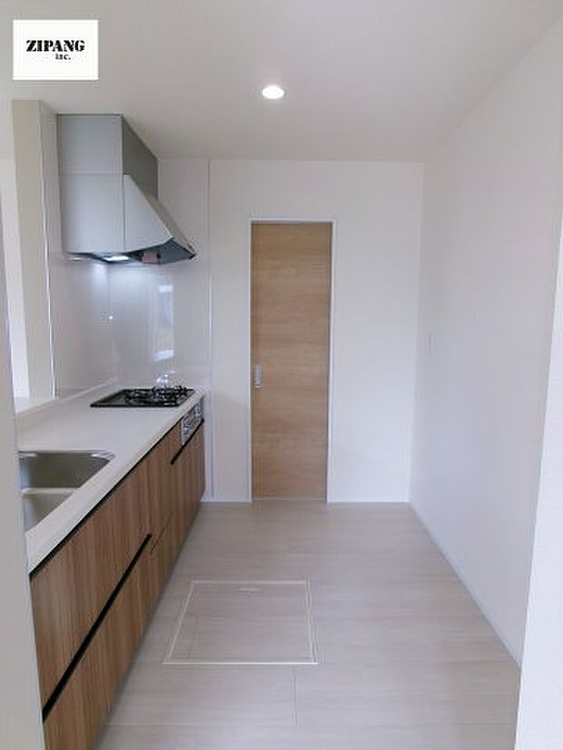 【キッチン】【キッチン】お子さまや家族と距離感近く料理が可能な対面式のシステムキッチンです。3口コンロのキッチンでお料理のレパートリーが増えそうです♪