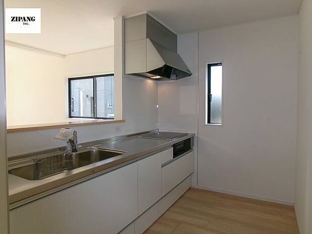 【キッチン】【キッチン】家族と距離感近く料理が可能な対面式のシステムキッチンです。3つ口IHコンロでお料理のレパートリーが増えそうです。