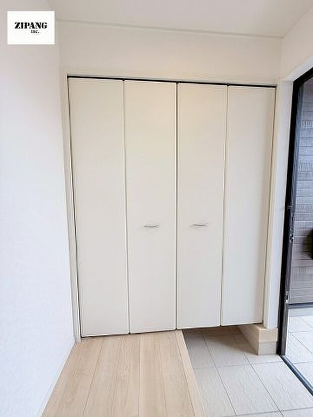 【玄関】【玄関】明るい玄関。大容量の収納スペースは大家族でもらくらく収納可能です。 