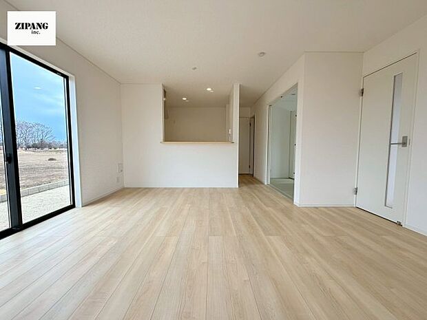 【居間・リビング】【リビング】キッチンと一体になったリビングはひろびろとしたくつろぎ空間を実現しています。 