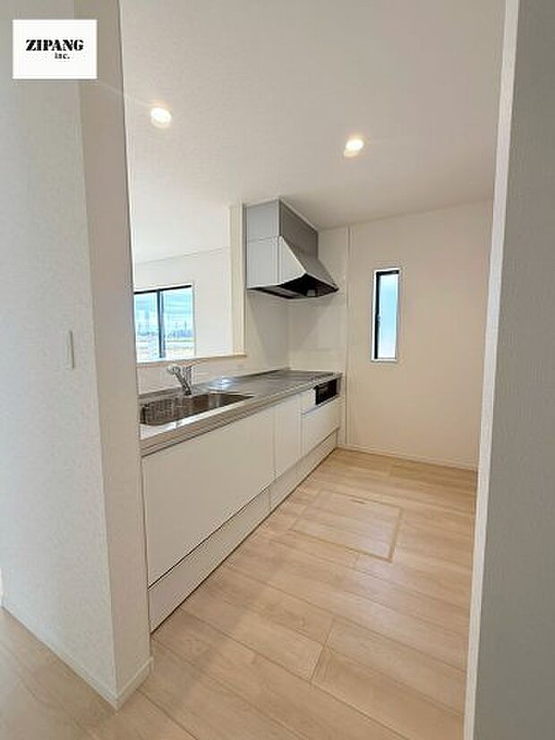 【キッチン】【キッチン】お子さまや家族と距離感近く料理が可能な対面式のシステムキッチンです。IHの3つ口コンロでお料理のレパートリーが増えそうです。 