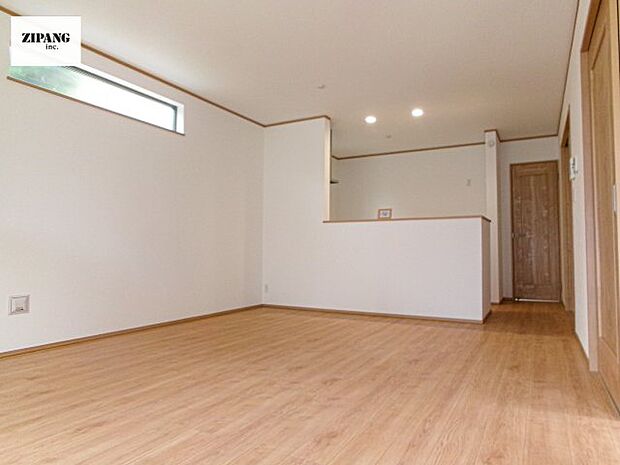 【居間・リビング】【リビング】キッチンと一体になったリビングはひろびろとしたくつろぎ空間を実現しています。