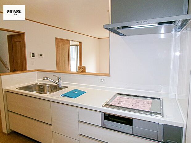 【キッチン】【キッチン】お子さまや家族と距離感近く料理が可能な対面式のシステムキッチンです。IHの3つ口コンロでお料理のレパートリーが増えそうです。