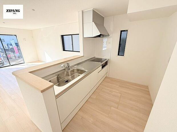 【キッチン】【キッチン】お子さまや家族と距離感近く料理が可能な対面式のシステムキッチンです。3口コンロのキッチンでお料理のレパートリーが増えそうです♪ 