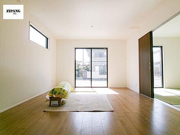 【居間・リビング】【リビング】キッチンと一体になったリビングはひろびろとしたくつろぎ空間を実現しています。 