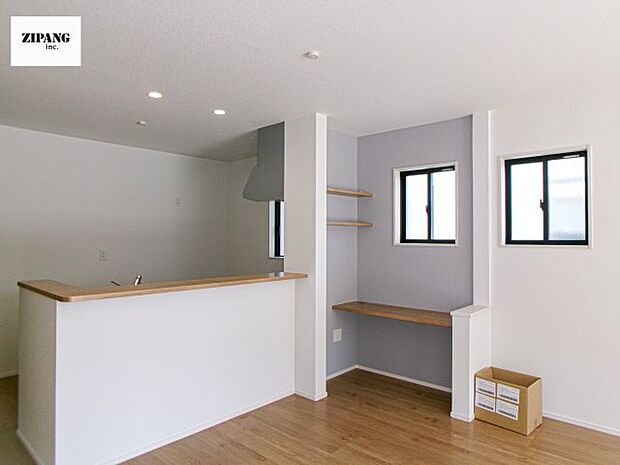 【居間・リビング】【スタディカウンター】リビングの一角に設置されたカウンターは、お子様の勉強や家事、ワークスペースに好評です。 