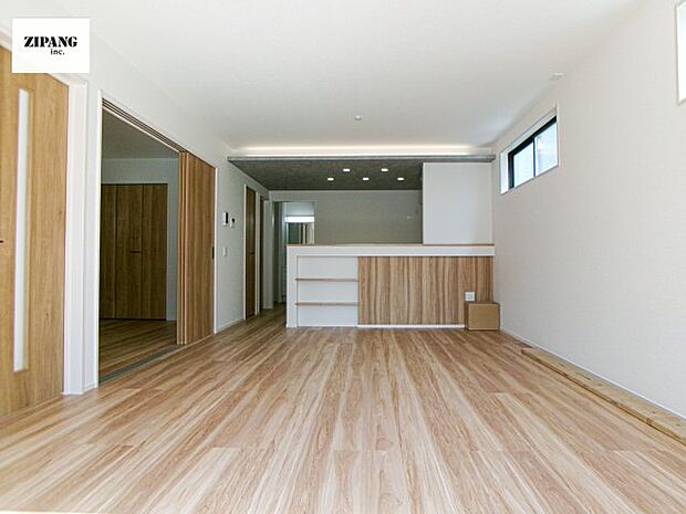 【居間・リビング】【リビング】キッチンと一体になったリビングはひろびろとしたくつろぎ空間を実現しています。 