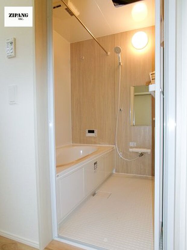 【風呂】【浴室】1坪タイプのお風呂。浴室暖房換気乾燥機付きで、雨の日の洗濯や冬の入浴を快適に過ごせます。