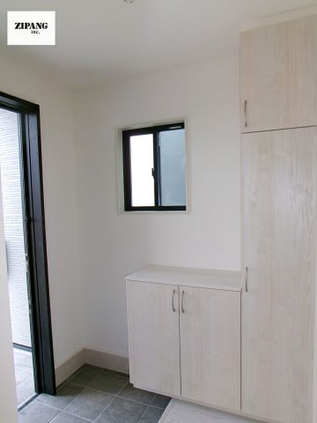 【玄関】【玄関】玄関に窓があるとお家全体が明るい印象を受けます。玄関タイルはお掃除しやすく清潔を保てます♪ 