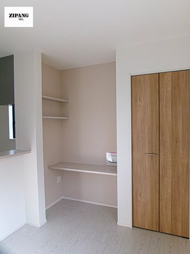 【居間・リビング】【スタディカウンター】リビングの一角に設置されたカウンターは、お子様の勉強や家事、ワークスペースに好評です。 