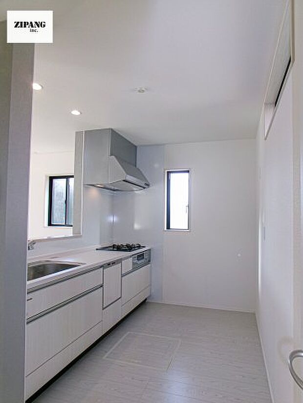 【キッチン】【キッチン】お子さまや家族と距離感近く料理が可能な対面式のシステムキッチンです。3口コンロのキッチンでお料理のレパートリーが増えそうです♪