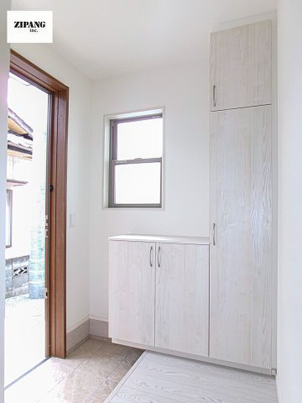 【玄関】【玄関】玄関に窓があるとお家全体が明るい印象を受けます。玄関タイルはお掃除しやすく清潔を保てます♪ 