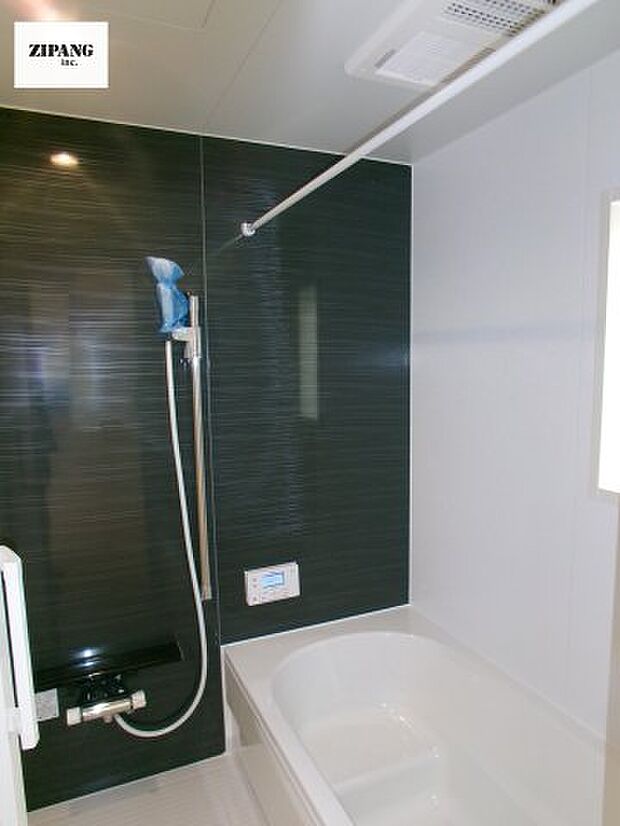 【風呂】【浴室】1坪タイプのお風呂。浴室暖房換気乾燥機付きで、雨の日の洗濯や冬の入浴を快適に過ごせます。