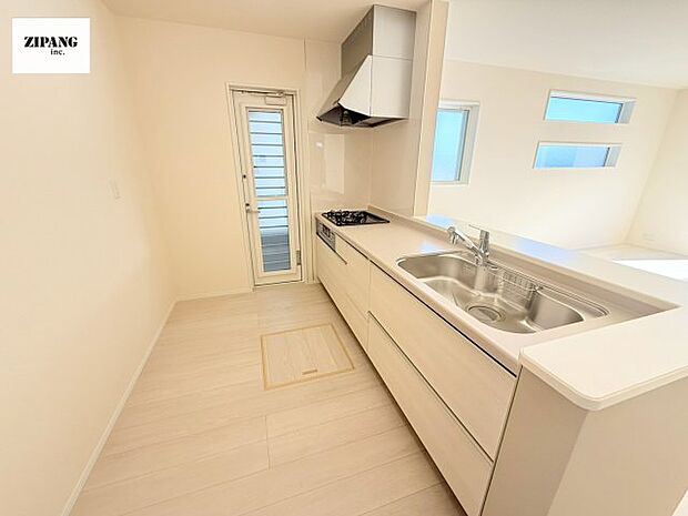 【キッチン】【キッチン】お子さまや家族と距離感近く料理が可能な対面式のシステムキッチンです。3口コンロのキッチンでお料理のレパートリーが増えそうです♪ 