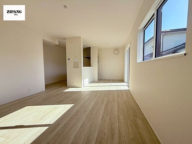 【居間・リビング】【リビング】キッチンと一体になったリビングはひろびろとしたくつろぎ空間を実現しています。