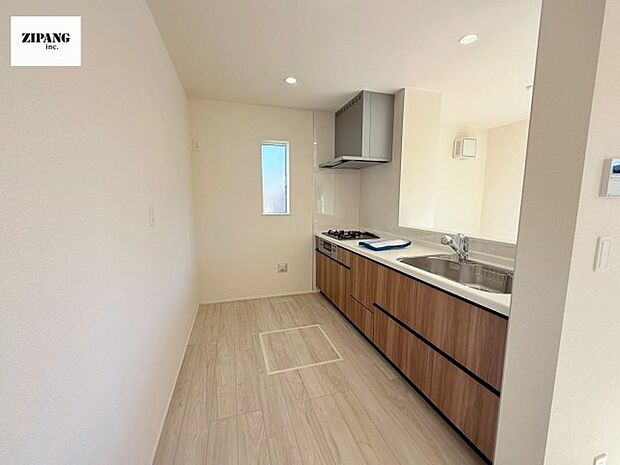 【キッチン】【キッチン】お子さまや家族と距離感近く料理が可能な対面式のシステムキッチンです。3口コンロのキッチンでお料理のレパートリーが増えそうです♪