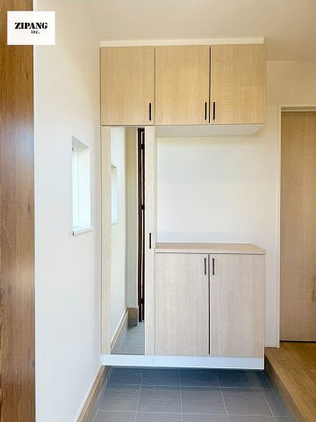 【玄関】【玄関】清潔感のある玄関収納は扉がミラー付きなのでお出かけ前に便利です。玄関タイルはお掃除しやすく清潔を保てます♪