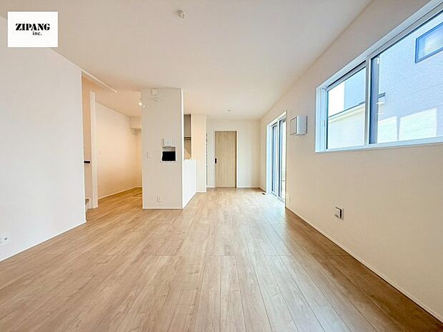 【居間・リビング】【リビング】キッチンと一体になったリビングはひろびろとしたくつろぎ空間を実現しています。