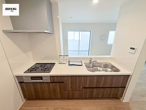 【キッチン】【キッチン】お子さまや家族と距離感近く料理が可能な対面式のシステムキッチンです。3口コンロのキッチンでお料理のレパートリーが増えそうです♪