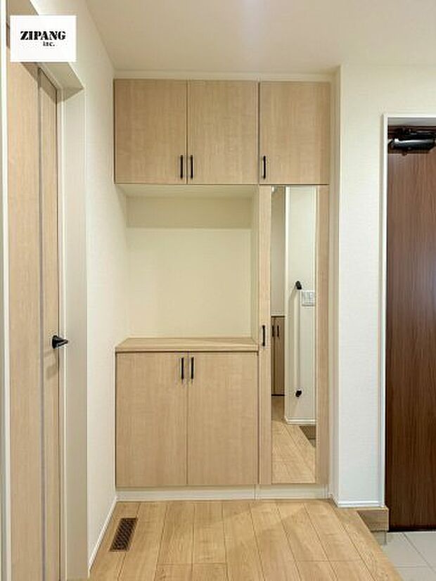 【玄関】【玄関】清潔感のある玄関収納は扉がミラー付きなのでお出かけ前に便利です。玄関タイルはお掃除しやすく清潔を保てます♪ 