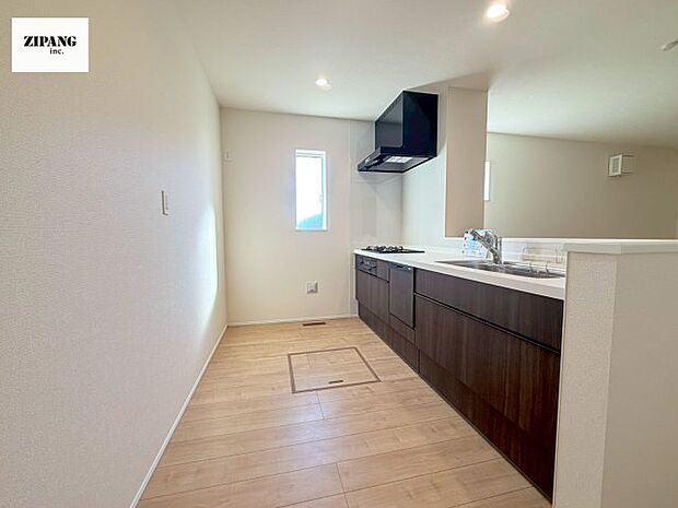 【キッチン】【キッチン】お子さまや家族と距離感近く料理が可能な対面式のシステムキッチンです。3口コンロのキッチンでお料理のレパートリーが増えそうです♪