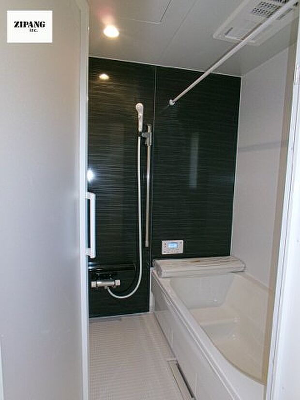 【風呂】【浴室】1坪タイプのお風呂。浴室暖房換気乾燥機付きで、雨の日の洗濯や冬の入浴を快適に過ごせます。