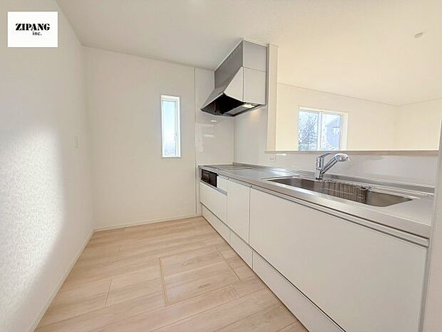 【キッチン】【キッチン】お子さまや家族と距離感近く料理が可能な対面式のシステムキッチンです。IHの3つ口コンロでお料理のレパートリーが増えそうです。