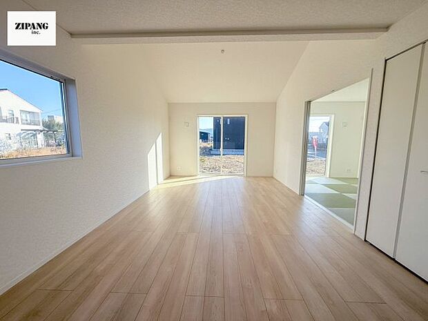 【居間・リビング】【リビング】キッチンと一体になったリビングはひろびろとしたくつろぎ空間を実現しています。