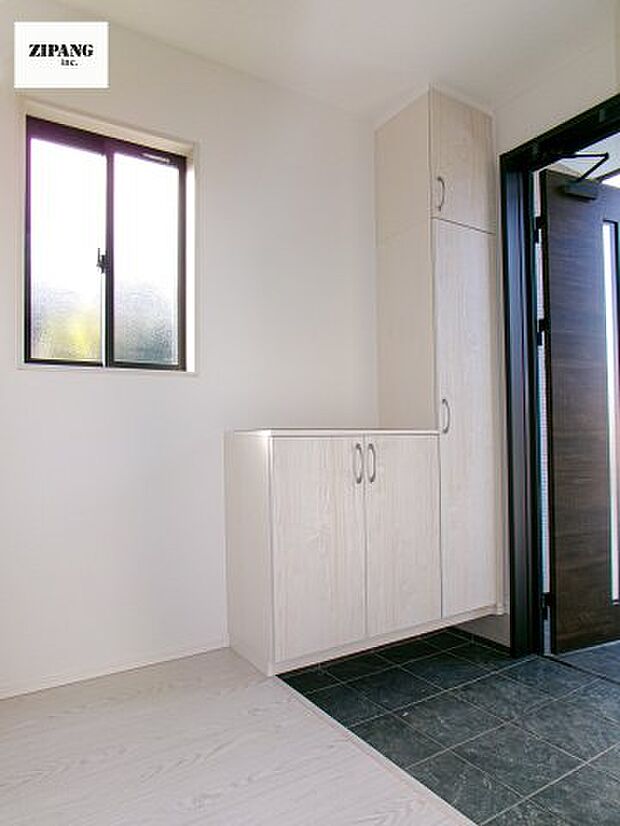 【玄関】【玄関】玄関に窓があるとお家全体が明るい印象を受けます。玄関タイルはお掃除しやすく清潔を保てます♪ 