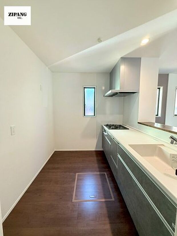 【キッチン】【キッチン】お子さまや家族と距離感近く料理が可能な対面式のシステムキッチンです。IHの3つ口コンロでお料理のレパートリーが増えそうです。