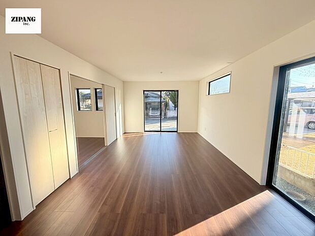 【居間・リビング】【リビング】キッチンと一体になったリビングはひろびろとしたくつろぎ空間を実現しています。