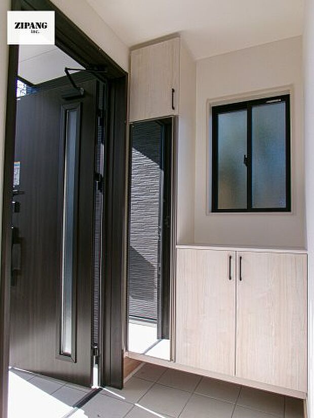 【玄関】【【玄関】玄関に窓があるとお家全体が明るい印象を受けます。収納扉はミラー付きですのでお出かけ前に便利です。