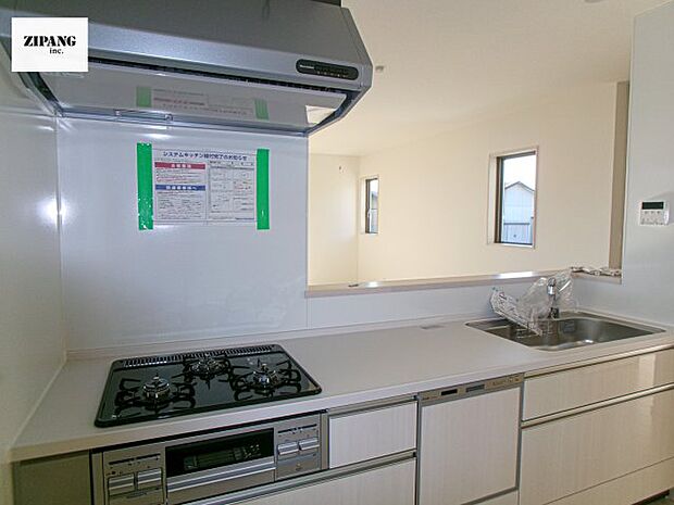 【キッチン】【キッチン】お子さまや家族と距離感近く料理が可能な対面式のシステムキッチンです。3口コンロのキッチンでお料理のレパートリーが増えそうです♪ 